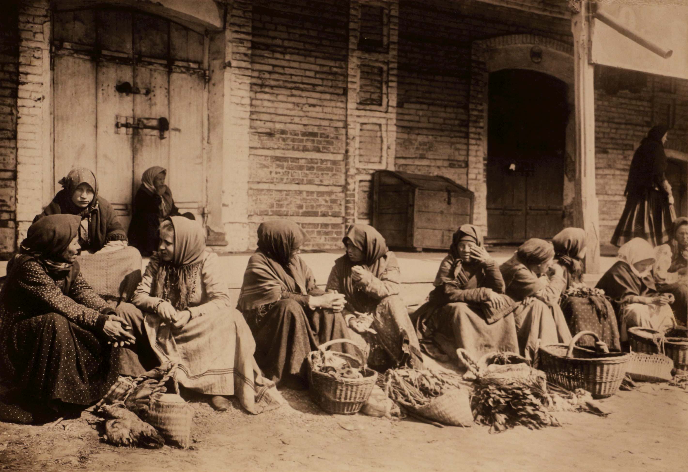 Sena fotografija: moterys turguje (20 a. pradžia)